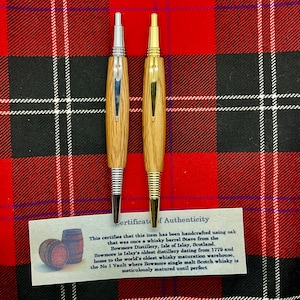 Posavasos de pizarra + bolígrafo de madera con forma de barril de roble y whisky escocés