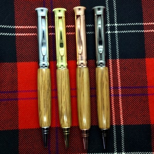 Penna a sfera in legno con punta girevole a forma di botte di rovere di Scotch Whisky, ideale per scrittori, amanti del whisky, regalo di San Valentino, compleanno o Natale.