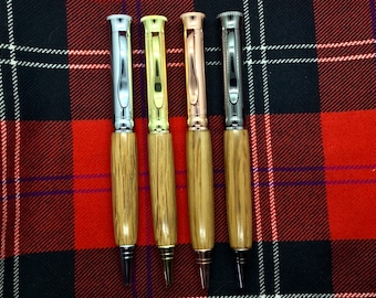 Penna a sfera in legno di botte di whisky scozzese: legno di quercia riciclato, penna a torsione realizzata a mano.