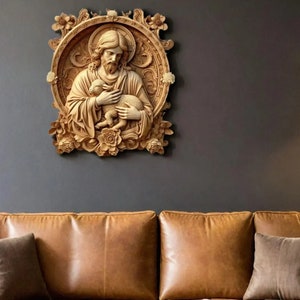 Pu&ograve; includere: Una scultura da parete in legno di Ges&ugrave; che tiene un agnello. La scultura &egrave; scolpita in uno stile dettagliato e presenta una cornice circolare con accenti floreali.