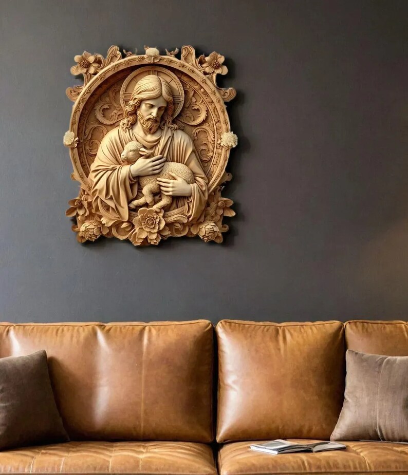 Pu&ograve; includere: Una scultura da parete in legno di Ges&ugrave; che tiene un agnello. La scultura &egrave; scolpita in uno stile dettagliato e presenta una cornice circolare con accenti floreali.