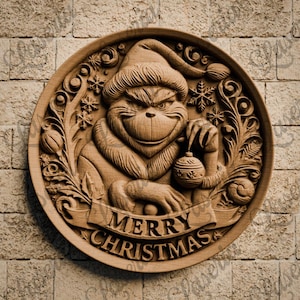 Könnte beinhalten: Eine Holzschnitzerei des Grinch, der einen Weihnachtsbaumschmuck hält. Die Schnitzerei ist rund und trägt die Aufschrift "Merry Christmas".