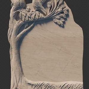 Op de afbeelding: Een beige, gebeeldhouwde houten plaat met een boom met twee vogels op een tak. De stam en wortels van de boom zijn zichtbaar, evenals gedetailleerde bladeren en gras aan de basis. De plaat heeft een leeg, getextureerd midden.