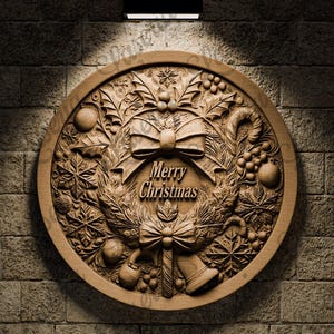 Puede incluir: Una placa redonda de madera con un diseño de corona navideña tallada. La corona está decorada con acebo, bayas, lazos y bastones de caramelo. La placa dice "Feliz Navidad".