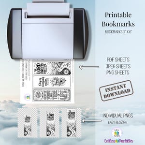 Op de afbeelding: Een printer produceert afdrukbare bladwijzers. De bladwijzers zijn zwart-wit met bijbelverzen en illustraties. De tekst op de bladwijzers luidt "De Heer leidt onze stappen". De afbeelding bevat ook de tekst "Afdrukbare bladwijzers" en "Direct downloaden".