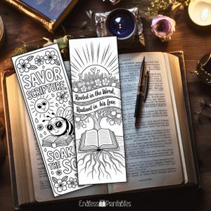 Pode incluir: Dois marcadores em preto e branco com cita&ccedil;&otilde;es e ilustra&ccedil;&otilde;es inspiradoras. Um marcador diz "Savor Scripture, Soak the Soul" com uma abelha e um sol. O outro diz "Rooted in the Word, Radiant in his Love" com uma &aacute;rvore e um livro aberto.