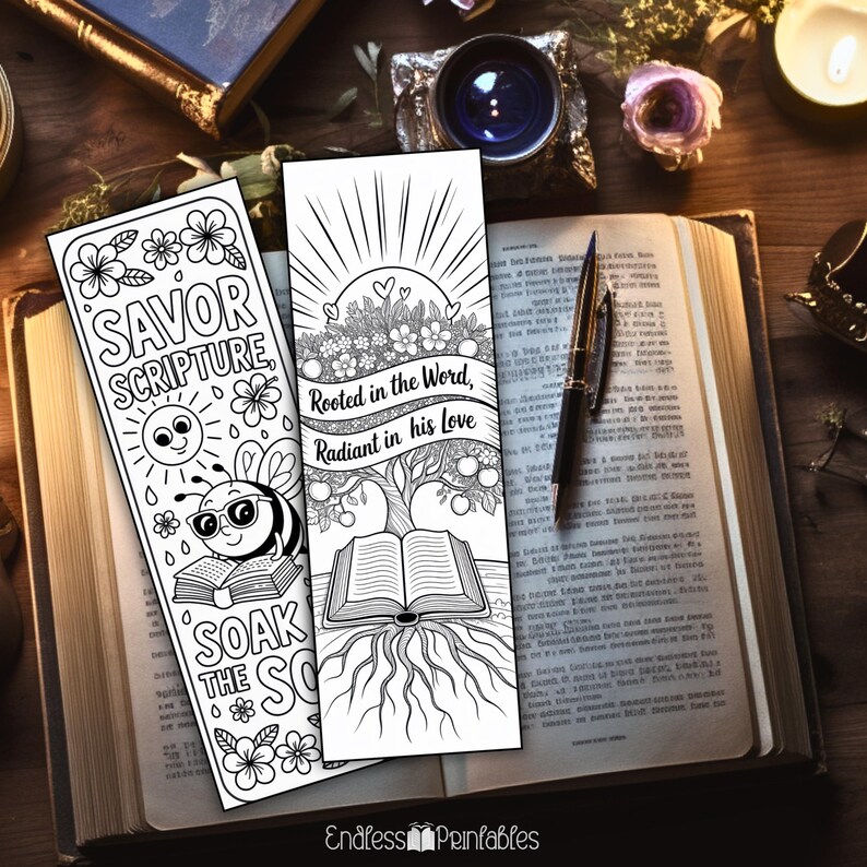 Pode incluir: Dois marcadores em preto e branco com cita&ccedil;&otilde;es e ilustra&ccedil;&otilde;es inspiradoras. Um marcador diz "Savor Scripture, Soak the Soul" com uma abelha e um sol. O outro diz "Rooted in the Word, Radiant in his Love" com uma &aacute;rvore e um livro aberto.
