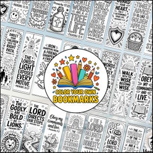 Op de afbeelding: Een verzameling zwart-wit kleurboekenleggers met bijbelteksten. Een centrale cirkelvormige afbeelding leest "Color Your Own Bookmarks" met potloden, sterren en een open boek. De boekenleggers zijn klaar om te kleuren.