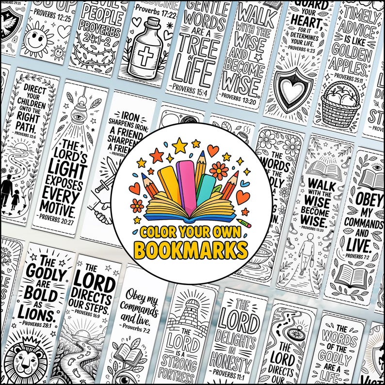 Op de afbeelding: Een verzameling zwart-wit kleurboekenleggers met bijbelteksten. Een centrale cirkelvormige afbeelding leest "Color Your Own Bookmarks" met potloden, sterren en een open boek. De boekenleggers zijn klaar om te kleuren.