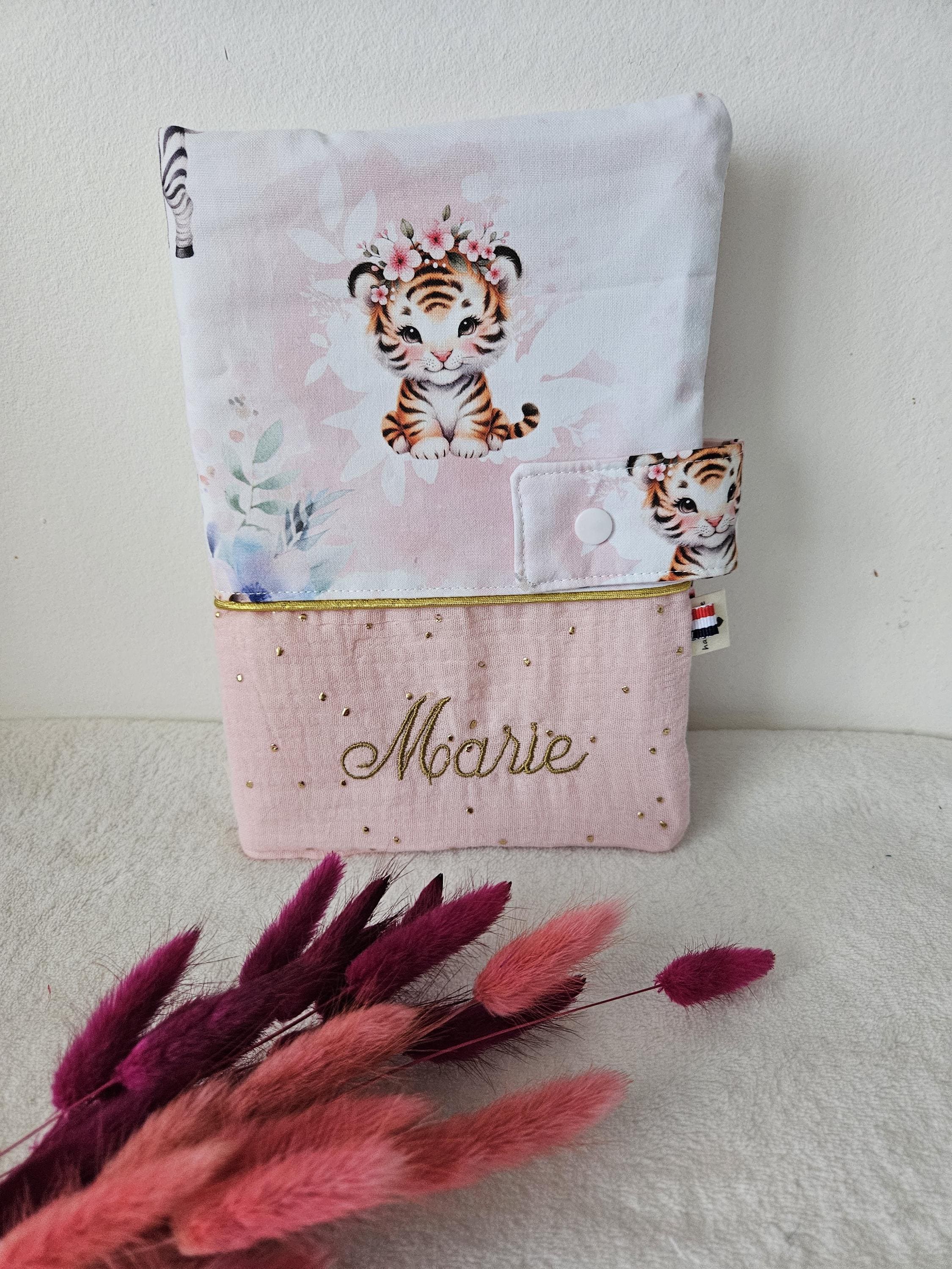 Protège Carnet De Santé Personnalisé Licorne Cœur - Personnalisable Au Prénom - 16x22 Cm, PVC Souple - Cadeau Naissance Original Made In France - 3
