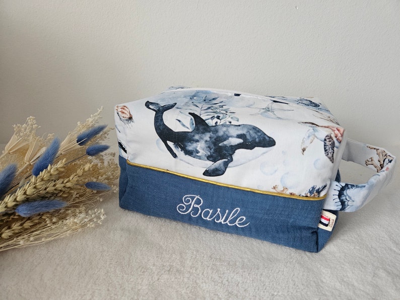 Trousse de toilette bébé personnalisée / idée cadeau / cadeau de naissance bébé personnalisé / couverture doudou bain bébé image 1