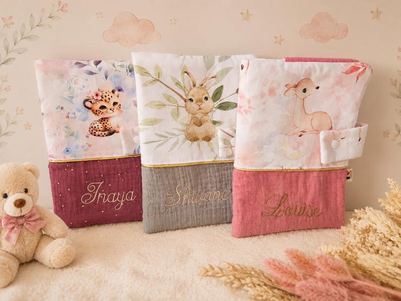 Pu&ograve; includere: Tre pochette rettangolari in tessuto con illustrazioni di animali: un leopardo, un coniglio e un cerbiatto. Ogni pochette presenta una sezione inferiore a tinta unita con i nomi ricamati Inaya, Shwane e Louise e una chiusura a bottone.