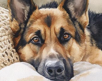 Op de afbeelding: Waterverfschilderij van een Duitse herdershond met bruine en zwarte vacht, rustend op een witte deken en een beige gebreid kussen. De hond heeft bruine ogen en kijkt de kijker recht aan.