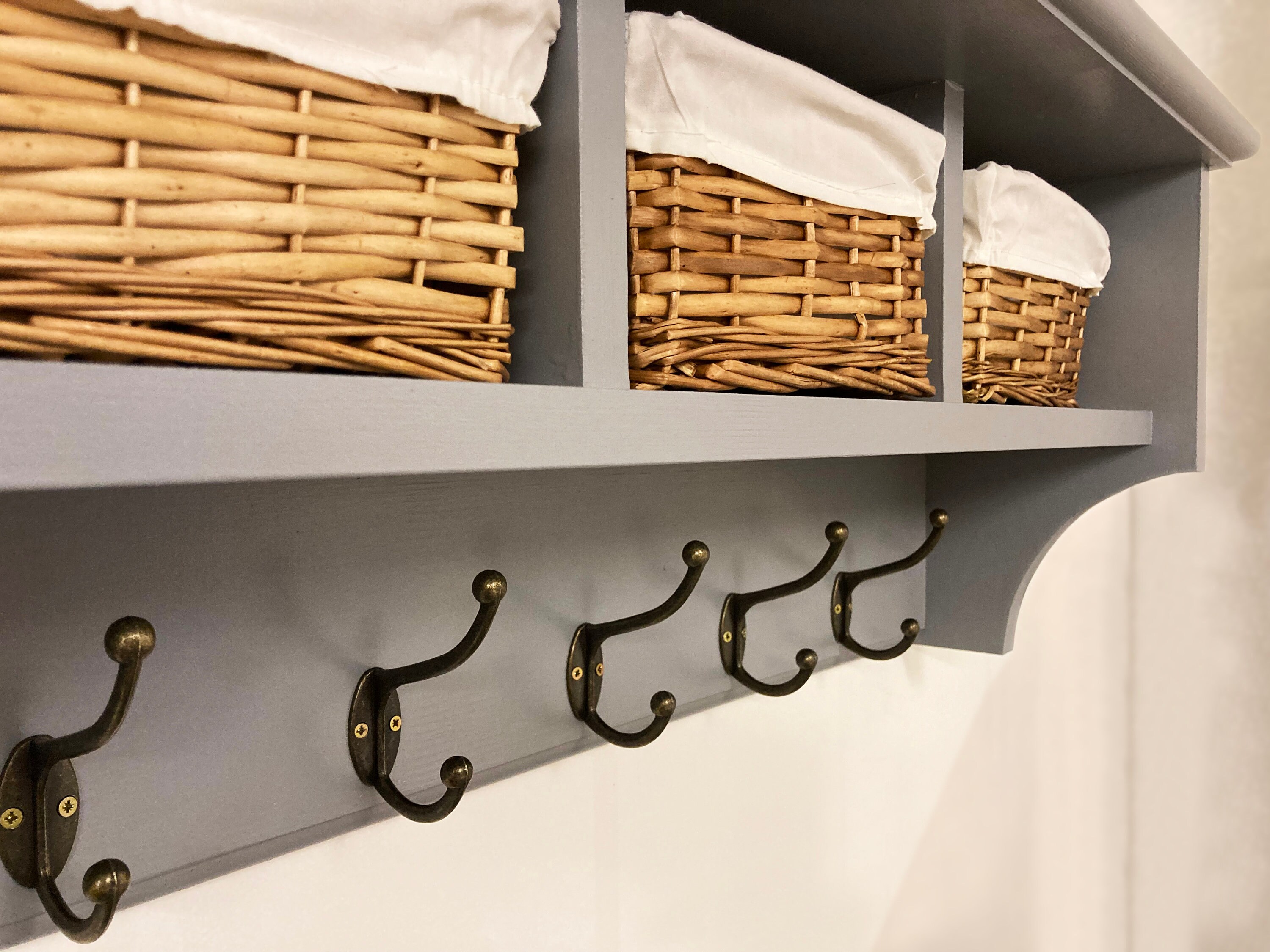 Garderobenhaken mit Ablage Grau und 4 Aufbewahrungskörbchen | Etsy