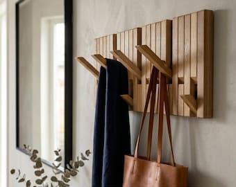 Klapphakenleiste aus massiver Eiche: Moderner Wandorganizer für Mäntel, Hüte und Taschen