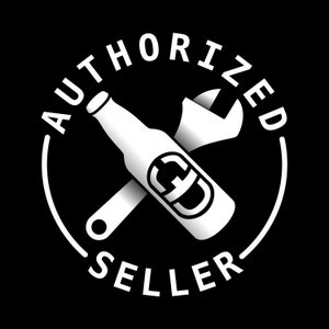 Peut inclure: Logo blanc sur fond noir avec le texte "AUTHORIZED SELLER" dans un cercle. Une cl&eacute; &agrave; molette et une bouteille de bi&egrave;re sont crois&eacute;es au centre du cercle.