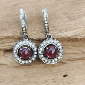 Pendientes artesanales de plata de ley 925 con rubí y diamante talla rosa, con cierre de pestillo.