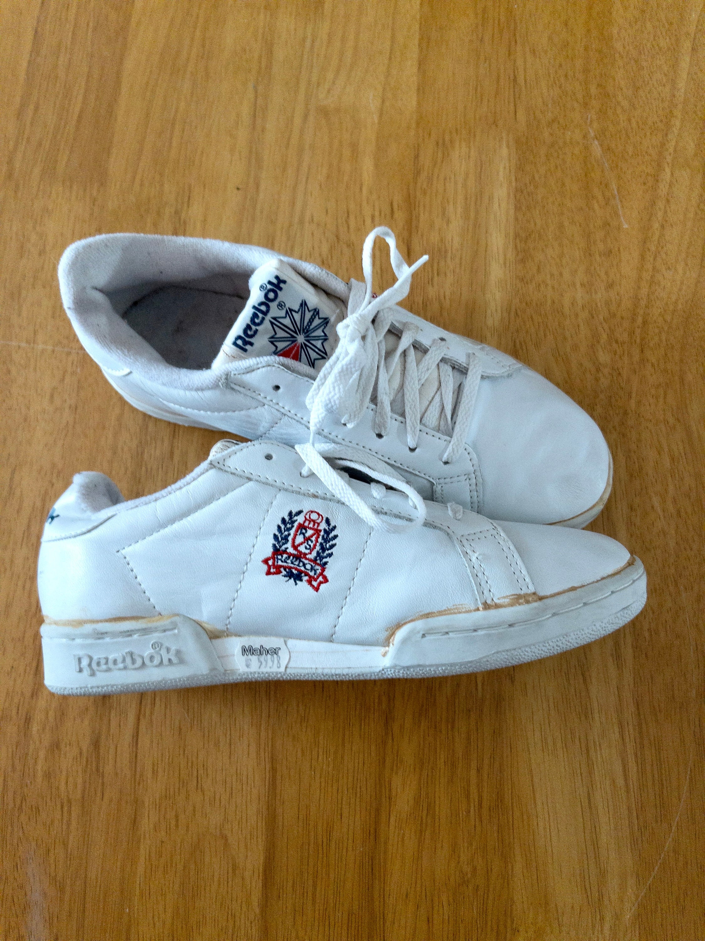 White reebok shop tennis shoes