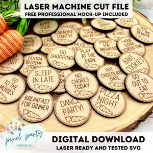 Puede incluir: Un conjunto de 20 círculos de madera cortados con láser con varias actividades divertidas para la familia escritas en ellos. Los círculos están dispuestos sobre una superficie de madera. El texto en los círculos incluye "Go Shopping", "Sleep in Late", "Bake Cookies", "Pizza Night", "Dance Party", y más.
