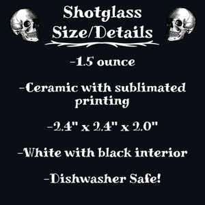 Op de afbeelding: Een wit keramiek shotglas met een zwarte binnenkant. Het meet 6,1 cm bij 6,1 cm bij 5,1 cm en heeft een inhoud van 44 ml. Het shotglas heeft een schedelontwerp en de tekst "Shotglass Size/Details". Het is vaatwasmachinebestendig.