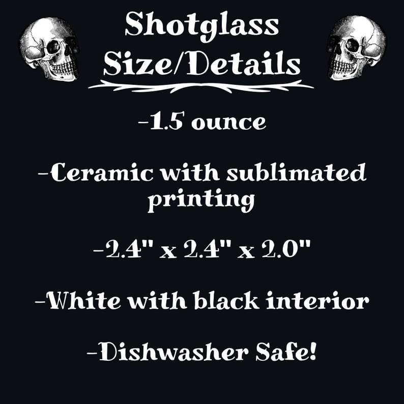 Op de afbeelding: Een wit keramiek shotglas met een zwarte binnenkant. Het meet 6,1 cm bij 6,1 cm bij 5,1 cm en heeft een inhoud van 44 ml. Het shotglas heeft een schedelontwerp en de tekst "Shotglass Size/Details". Het is vaatwasmachinebestendig.