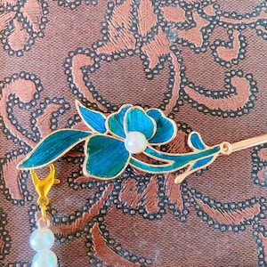 Eisvogel Kunsthandwerk, Haarkarte, Blumenhaarkarte, Pfauenfedern, traditioneller Schmuck, kulturelle Merkmale, immaterielles kulturelles Erbe