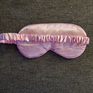 Pu&ograve; includere: Una maschera per dormire in raso rosa con un bordo arricciato. La maschera &egrave; progettata per bloccare la luce e aiutarti a dormire.