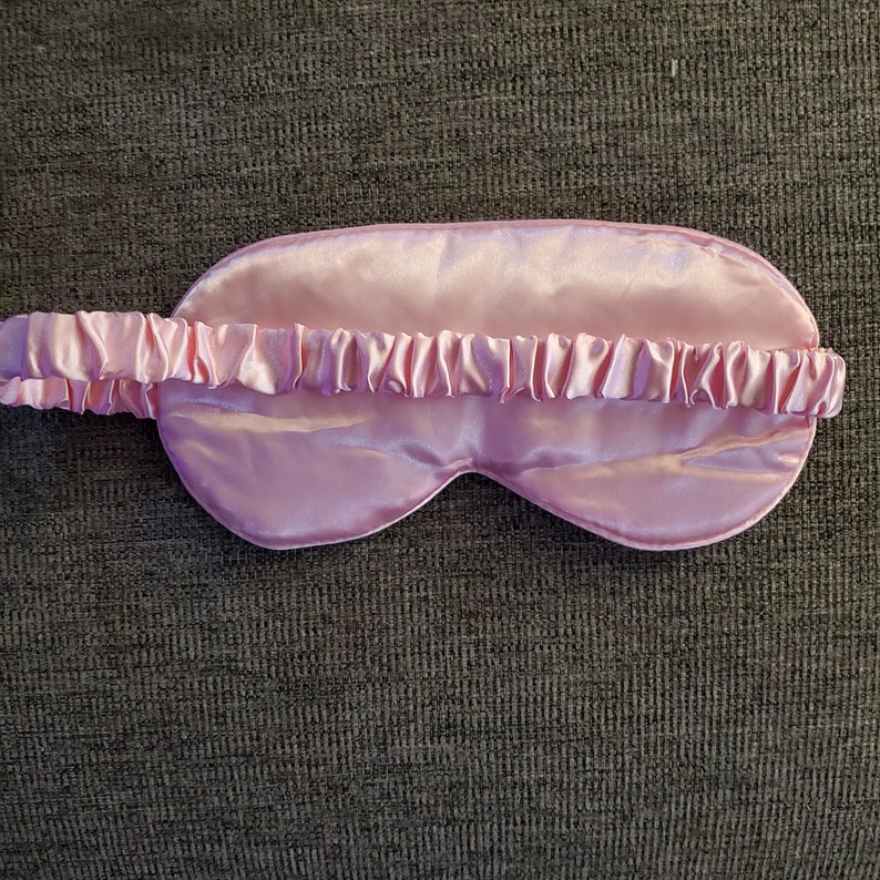 Pu&ograve; includere: Una maschera per dormire in raso rosa con un bordo arricciato. La maschera &egrave; progettata per bloccare la luce e aiutarti a dormire.