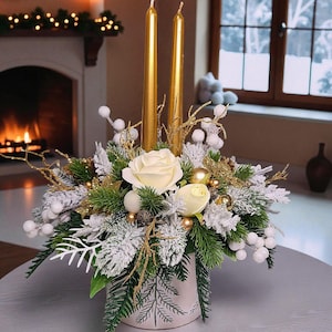 Centrotavola natalizio bianco e oro con candele, decorazioni per la tavola delle feste