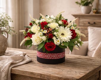 Arreglo floral rojo marfil: elegante decoración para sombrerera