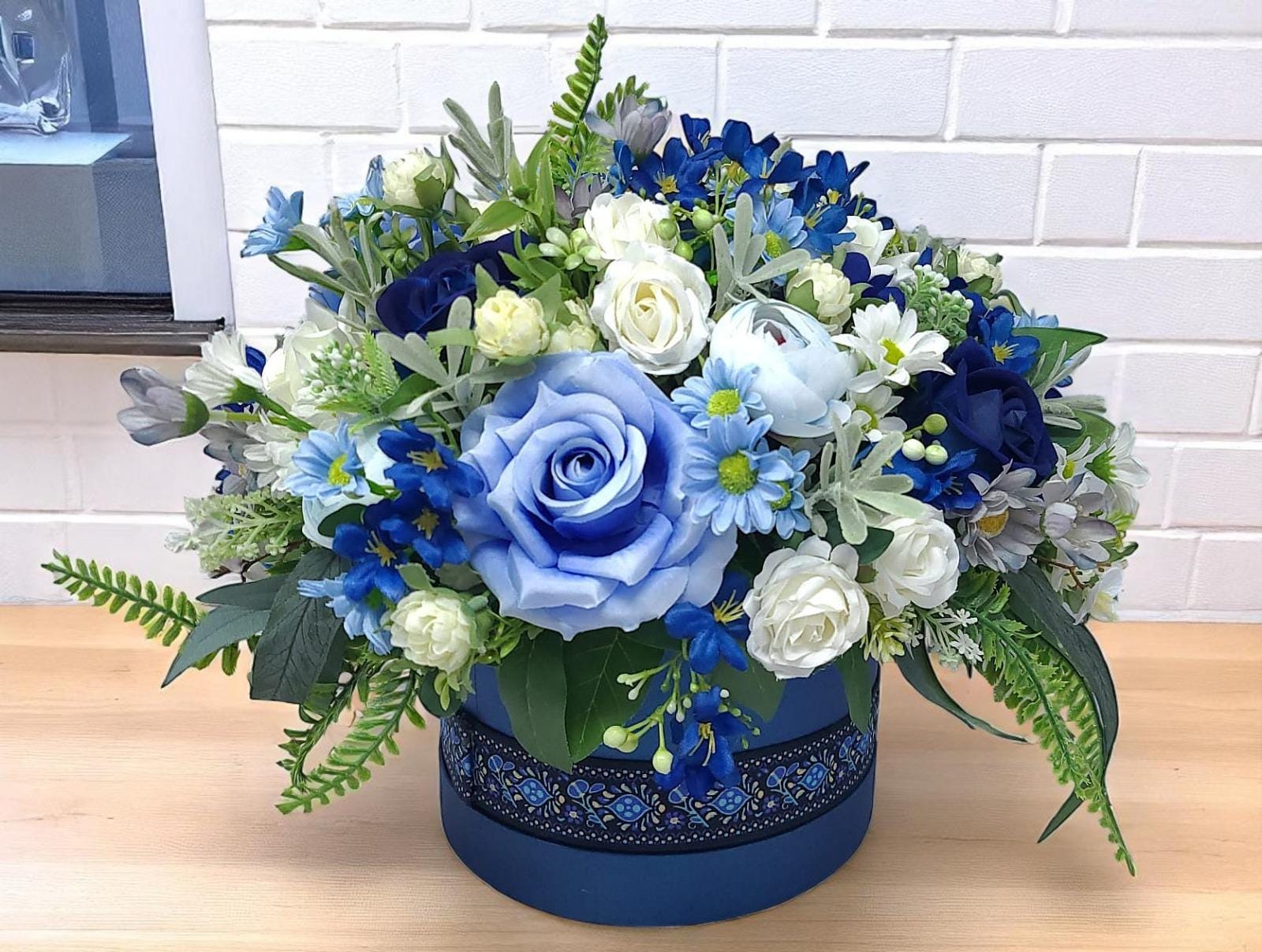 青と白の造花 ボックスアレンジメント 青と白の造花アレンジメント：花柄ハットボックスデコレーション