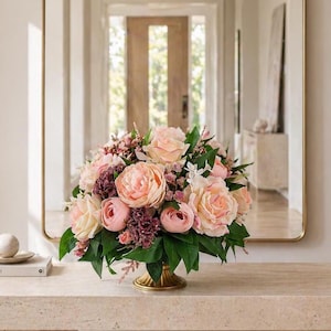 Blomsterarrangemang med äkta rosor, guldfärgad urna i vas, elegant heminredning