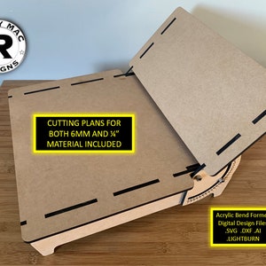 Può includere: Un formatore di pieghe in acrilico in legno con un'etichetta gialla che recita "Piani di taglio per 6 mm e 1/4" Materiale incluso ". I file di progettazione digitale sono inclusi nei seguenti formati: .SVG, .DXF, .AI e .LIGHTBURN.