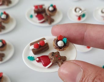 Miniature Christmas Dessert Plate: Polymer Clay Dollhouse Accessories