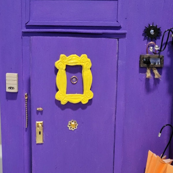 Cadre de porte jaune inspiré de la télévision Friends, cadre judas miniature, cadre photo, cadre de porte violet, accessoire de maison de poupée miniature