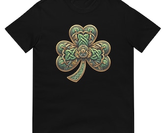 Op de afbeelding: Zwart t-shirt met een gedetailleerd klaverontwerp. De klaver is groen en goudkleurig, met ingewikkelde Keltische knoopmotieven en tandwielachtige details in het midden. Het ontwerp is gecentreerd op het t-shirt.