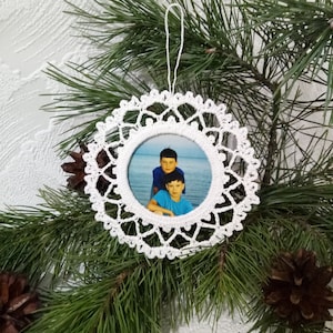 Petit cadre photo rond en dentelle au crochet, décoration d'arbre de Noël, décoration délicate, cadre rond pour carte de cheminée Ø5 po, photo Ø3 po.