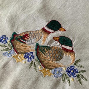 Vintage oval duk 44 x 31 cm och rund 36 cm, felfri, maskinbroderi, ankor, ställ för vas eller figurer, bordsunderlägg
