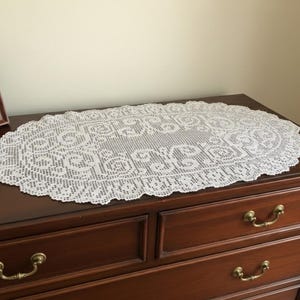 Può includere: Un set di tre tazze in ceramica con finitura opaca e macchiettata. Le tazze sono nei toni del crema, grigio chiaro e grigio scuro. Ogni tazza ha un design semplice e minimalista.