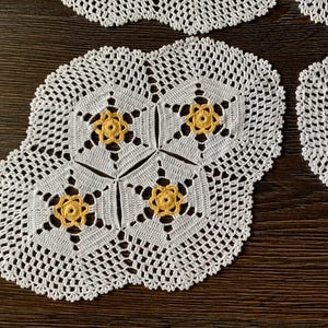 Tapete de encaje de algodón blanco de ganchillo vintage de 25 x 18 cm (9,8 x 7 pulgadas) para decoración de mesa, tapete para jarrones o figuras, tapete ovalado, estado como nuevo.