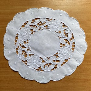 Vintage katoenen witte kleedjes 9 9,9", handgemaakt opengewerkt borduurwerk, kleedje voor beeldjes, vaas, nachtkastje, salontafel, katoenen ronde onderzetter