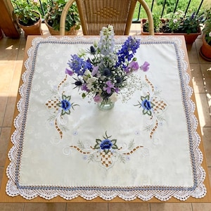Tovaglia quadrata vintage di piccole dimensioni, centrotavola, ricamo a macchina, poliestere, stampa floreale blu, come nuova, 88 cm e 80 cm.