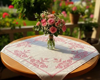 手刺繍のヴィンテージテーブルクロス。四隅に紫のスミレがあしらわれ