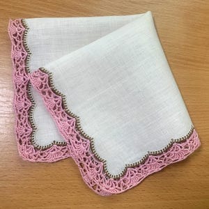 Tovaglioli di lino vintage per le dita 12", centrino quadrato carino, bordo in pizzo rosa all'uncinetto, bella apparecchiatura da tavola, tovagliolo da cena,