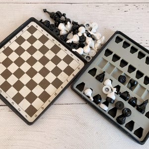 Juego de ajedrez y damas pequeño vintage de los años 80, juego de mesa de plástico magnético de bolsillo para viajes, ajedrez turístico pequeño, compacto y portátil, fabricado en Ucrania, Kiev.