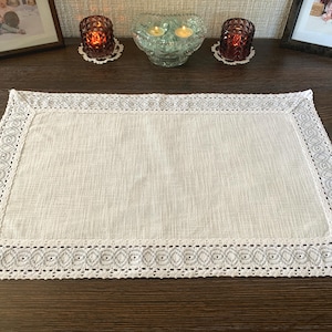 Toalhinha de algodão vintage, 61 x 38 cm (24" x 15"), sem defeitos, decoração retangular para mesa, borda com renda de bilros, ideal para vasos ou estatuetas, em bom estado.