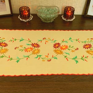 Tovaglia rettangolare vintage gialla 72x35 cm, ricamo floreale a mano con punto satin, runner da tavola in poliestere, nessun difetto