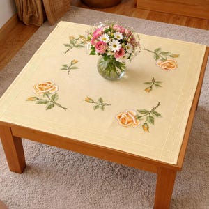 Kleine, quadratische Tischdecke im Vintage-Stil, gelblich-beige, handgestickt mit Rosenmotiv, Polyacryl, neuwertig, 90 x 88 cm (35,4 x 34,6 Zoll).