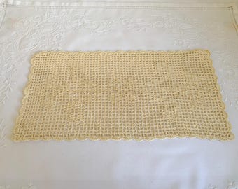 Serwetka prostokątna w kolorze beżowym, wykonana w stylu vintage, z 5 oponkami, 15,3" x 7,9" / 39 x 20 cm, bawełniana, biała, na matę, koronkową komodę, kremowy stolik kawowy