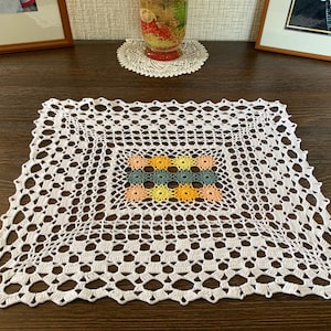 Vintage virkad vit duk 42 x 35 cm, felfri, virkad rektangulär duk, stor spetsduk